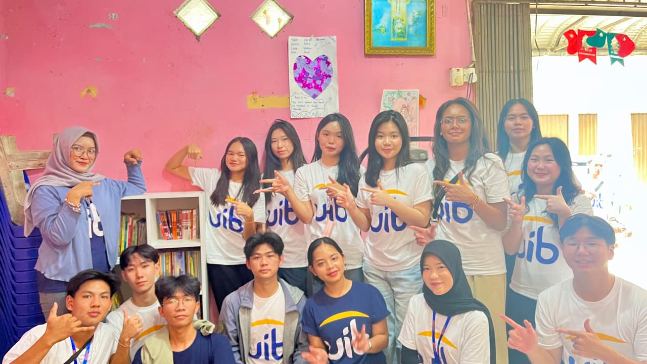 A group of people posing for a photo

AI-generated content may be incorrect.