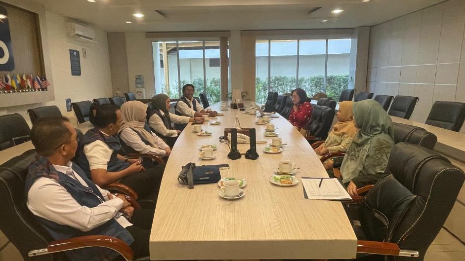 A group of people sitting around a table

AI-generated content may be incorrect.