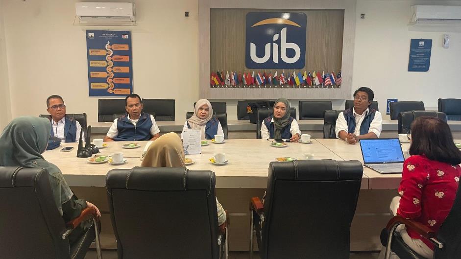 A group of people sitting at a table

AI-generated content may be incorrect.