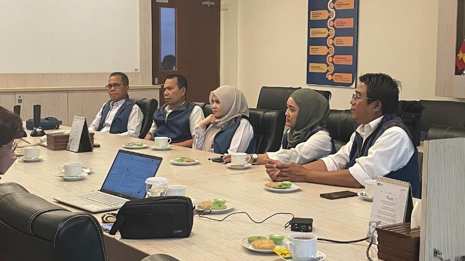 A group of people sitting at a table

AI-generated content may be incorrect.