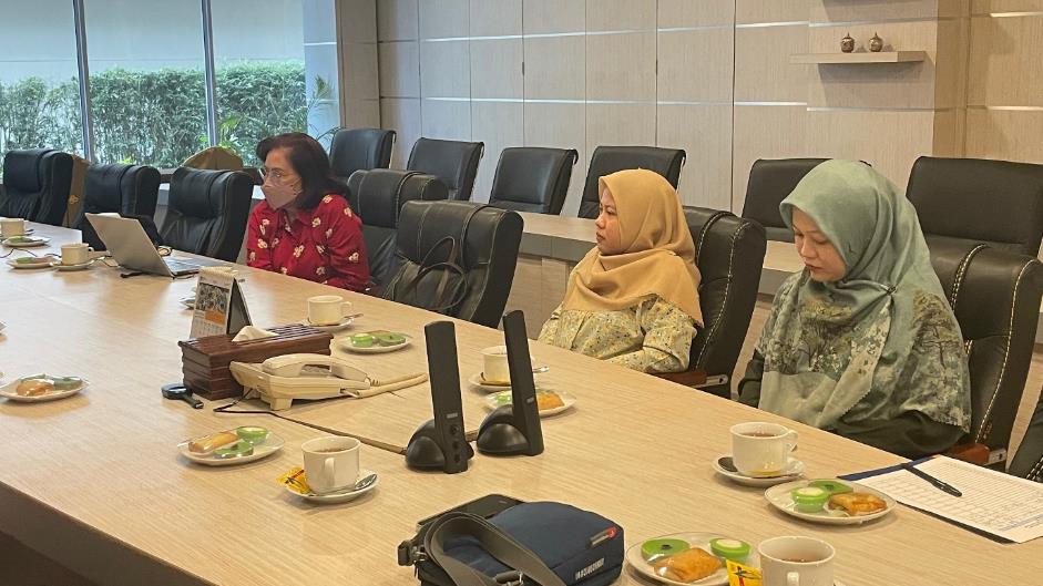 A group of people sitting at a table

AI-generated content may be incorrect.