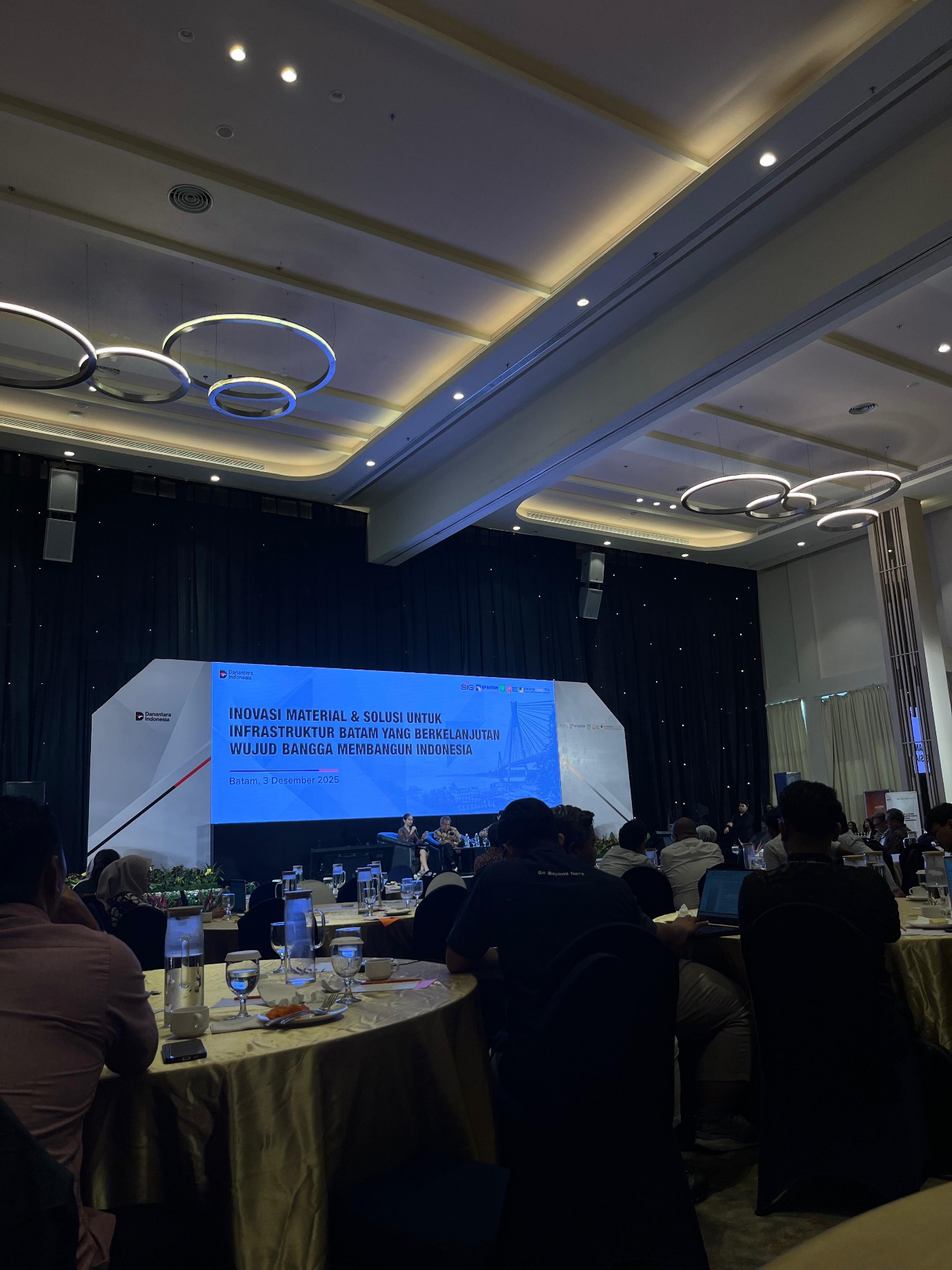 A group of people sitting at tables in a room

Description automatically generated