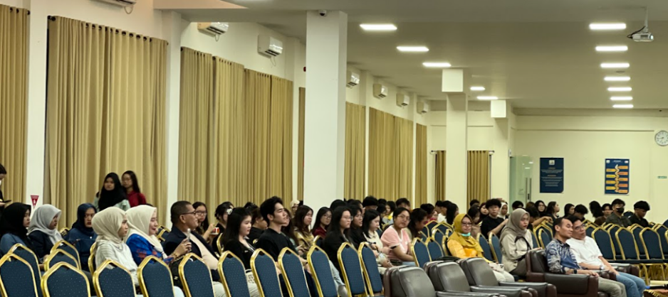 A group of people sitting in chairs

AI-generated content may be incorrect.