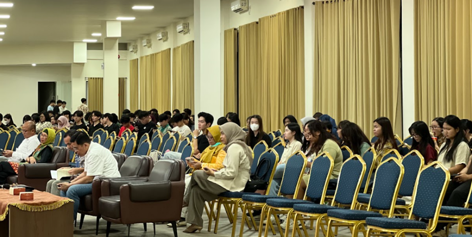 A group of people sitting in chairs

AI-generated content may be incorrect.