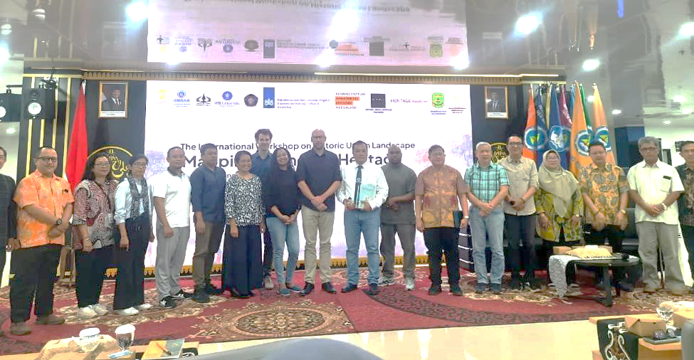 A group of people standing in a room AI-generated content may be incorrect.