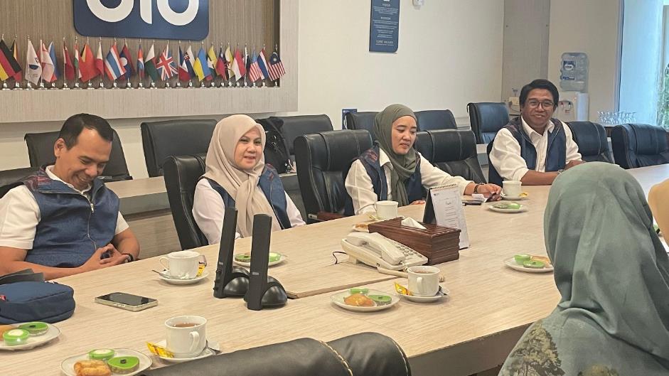 A group of women sitting at a table

AI-generated content may be incorrect.