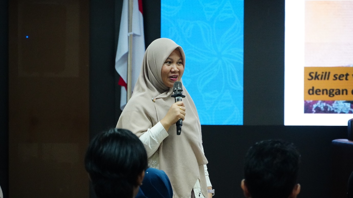 A person holding a microphone Description automatically generated