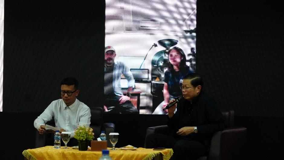 A person sitting in a chair with a microphone

AI-generated content may be incorrect.