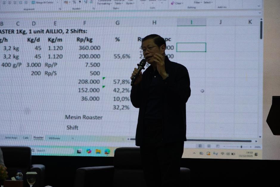 A person speaking into a microphone

AI-generated content may be incorrect.