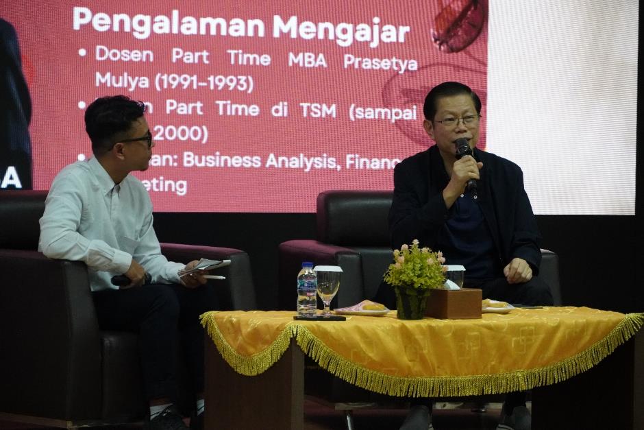 A person speaking into a microphone

AI-generated content may be incorrect.