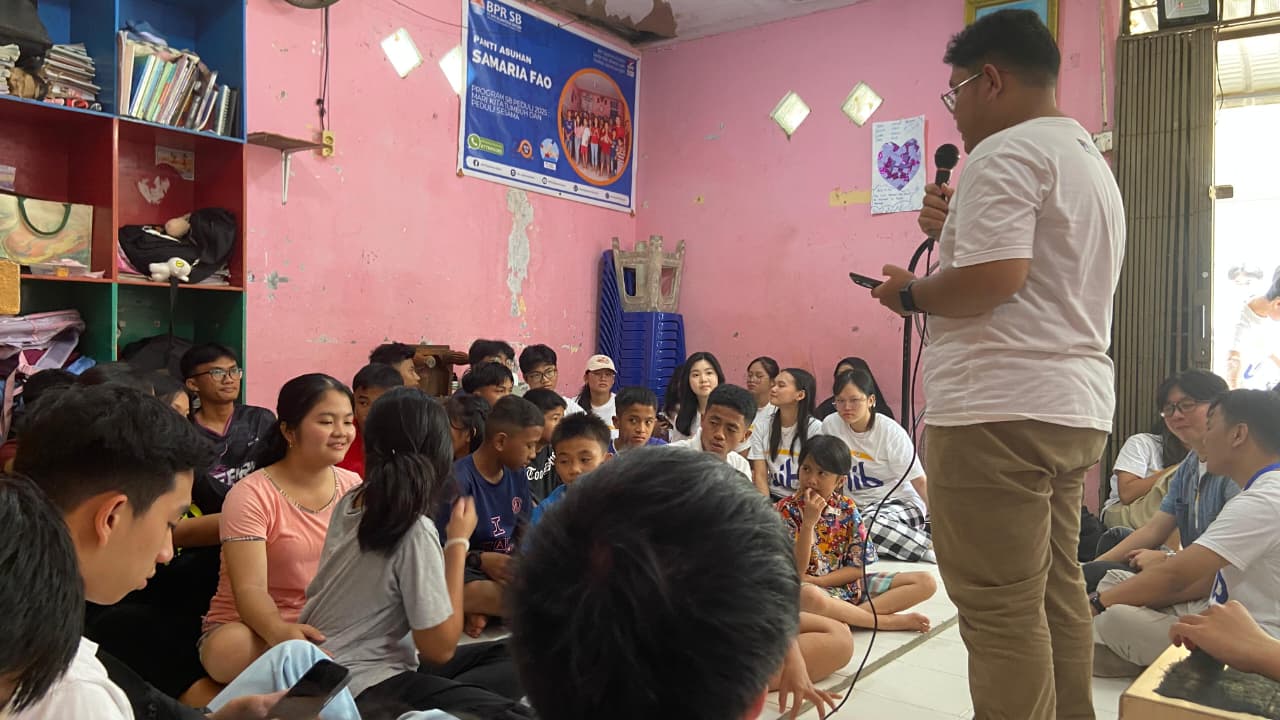 A person standing in front of a group of people

AI-generated content may be incorrect.