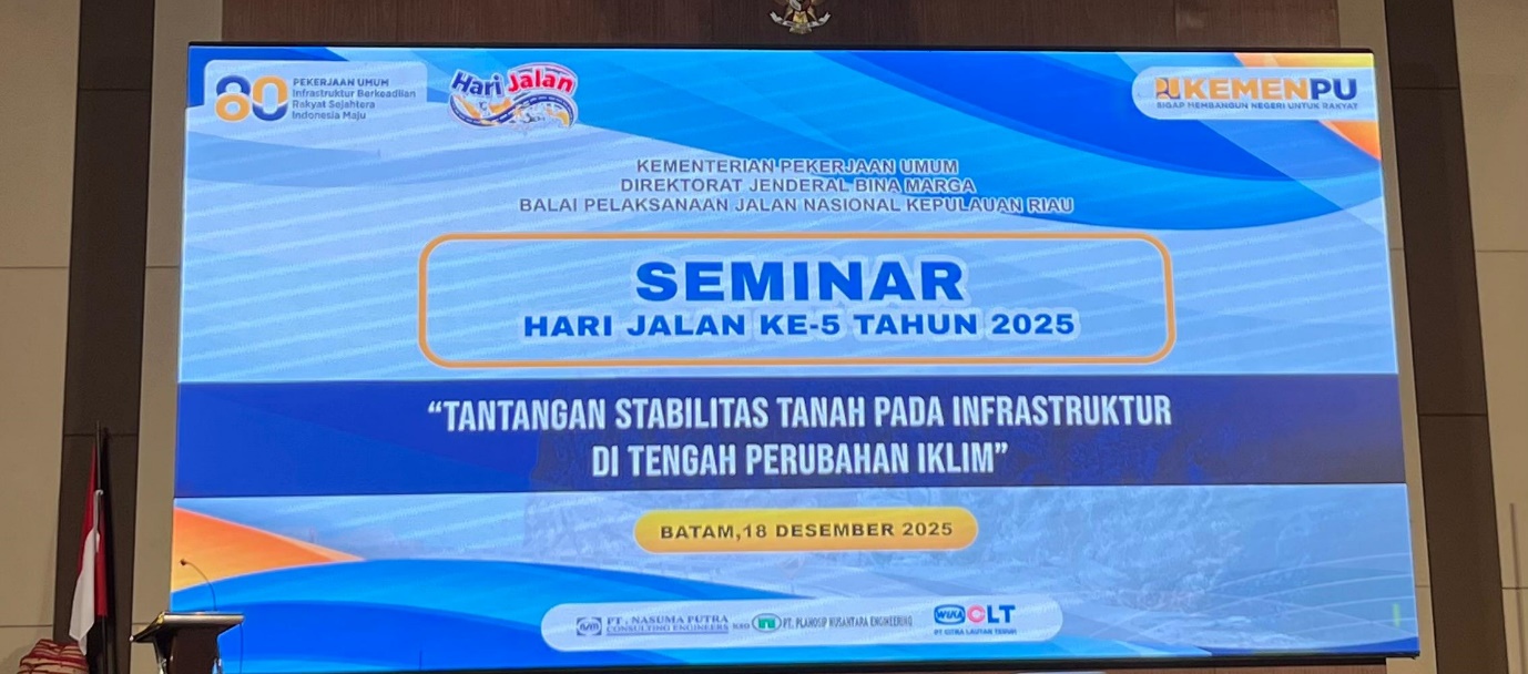 A stage with a large screen

Description automatically generated