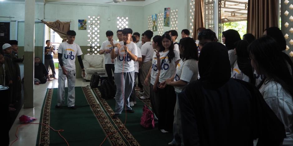 Gambar 2 : Ice Breaking Oleh MC