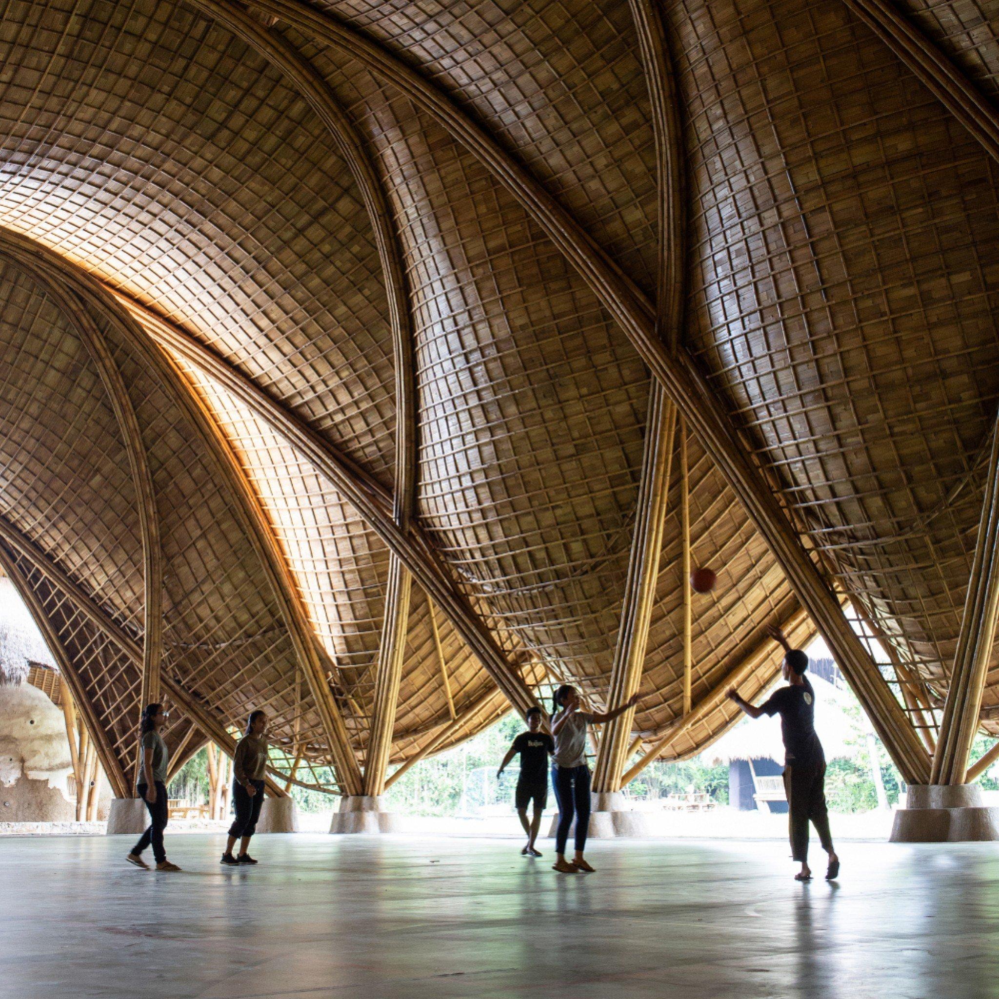 Sebuah gambar berisi alas kaki, orang-orang, plafon, bangunan
Konten yang dihasilkan AI mungkin salah.