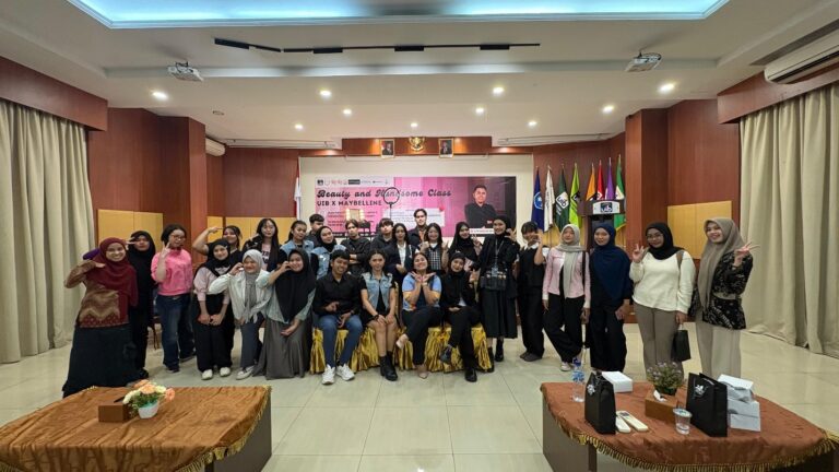ELE UIB Students Bersama Prodi Pariwisata UIB Mengikuti Beauty & Handsome Class: UIB x Maybelline Bekali Peserta dengan Pengetahuan Grooming dan Basic Makeup