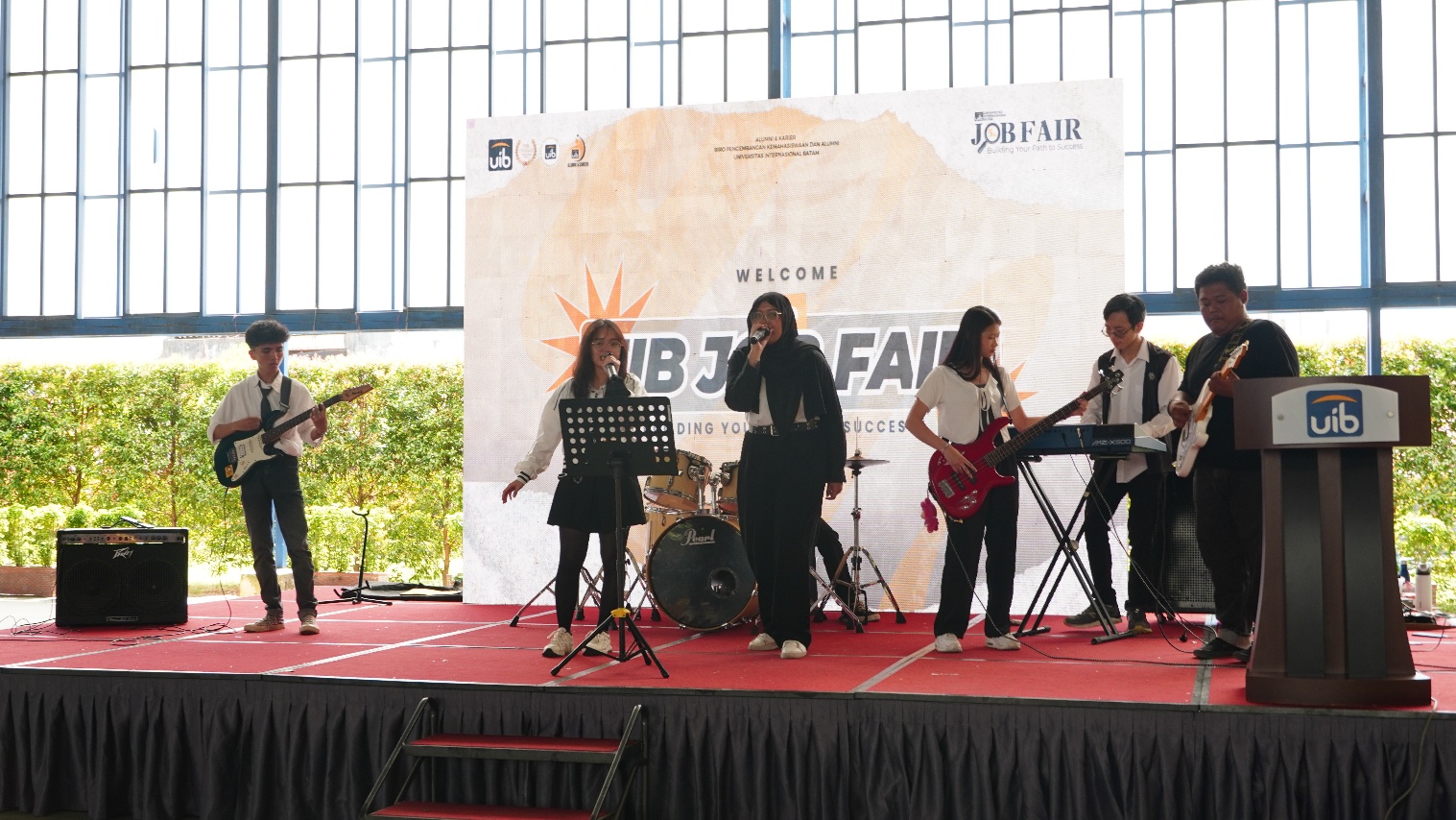 Penampilan Band Mahasiswa Turut Memeriahkan Job Fair 2025 Universitas Internasional Batam