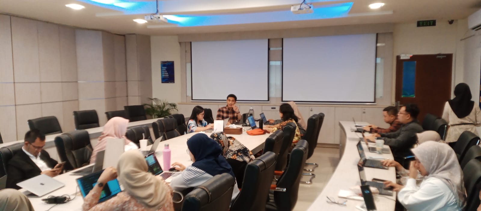 A group of people sitting at a table

Description automatically generated