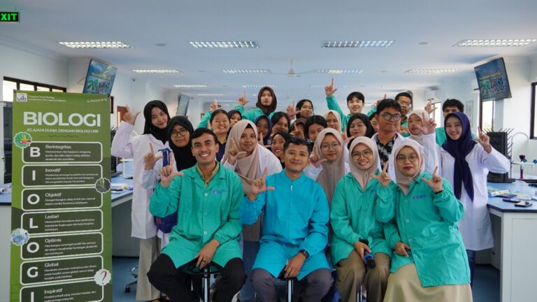 Prodi Biologi UIB Ajak Siswa SMA Eksplorasi Sains Melalui Program “Ngelab Bareng”