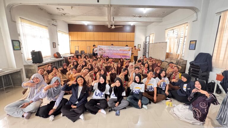 Belajar Bahasa Inggris Jadi Seru: English Educational Games PBI UIB di SMA Negeri 23 Batam