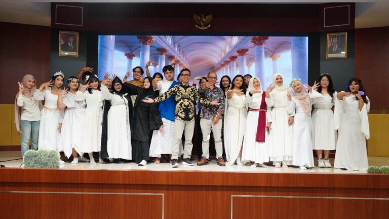 ELE Drama Performance 2025: “The Threads of Fate” Hidupkan Sastra dalam Panggung Kreatif Mahasiswa PBI UIB