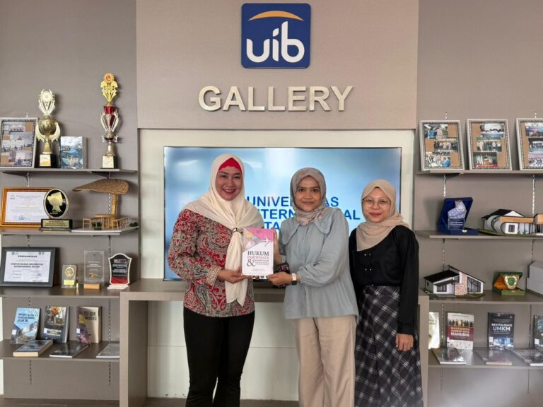 UIB Terima Buku Baru Karya Dr. Nurlaily tentang Hukum Pariwisata dan Perlindungan Konsumen Berbasis HAM