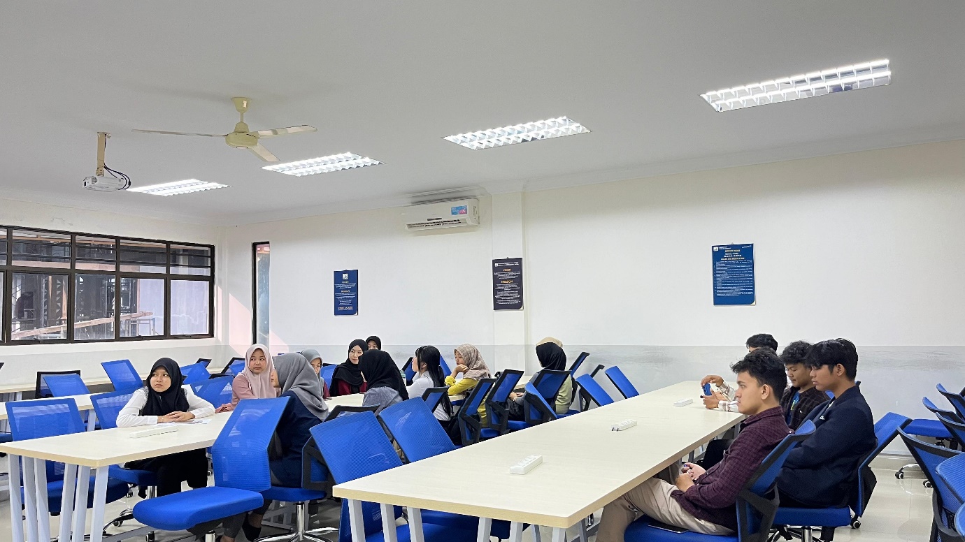 A group of people sitting in a room Description automatically generated