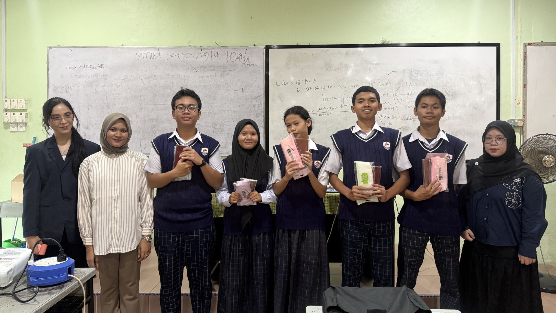 A group of students holding books

AI-generated content may be incorrect.