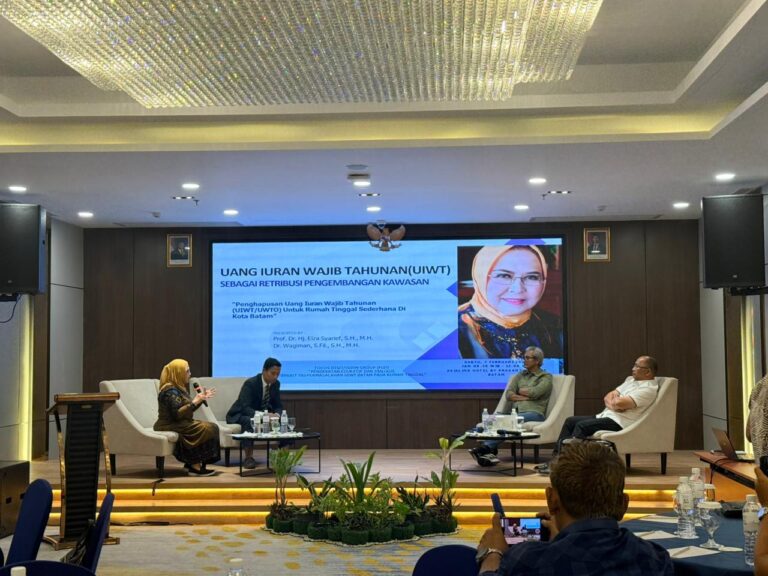 Guru Besar FH UIB dalam acara Pendekatan Edukatif dan Dialogis Terkait Isu Permasalahan UWT Batam pada Rumah Tinggal