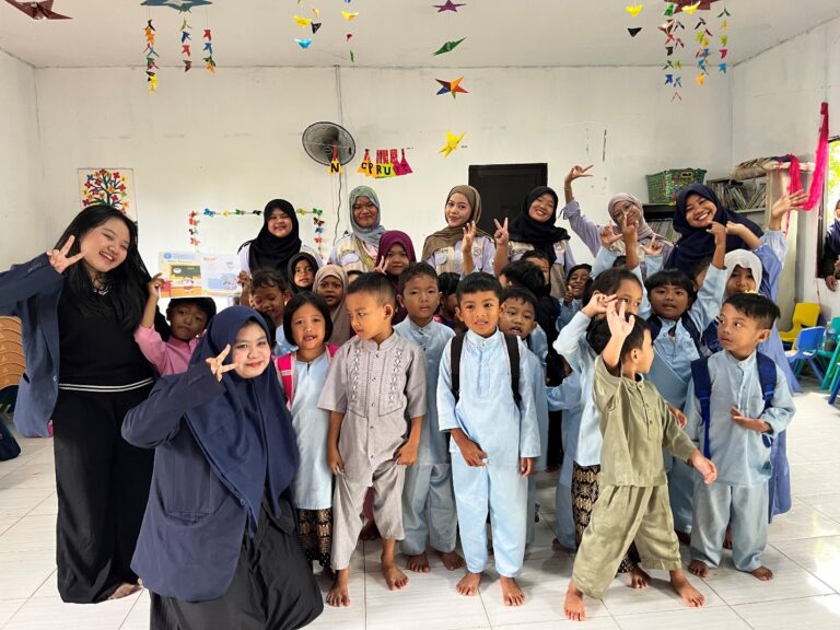 Second Session of Little English Explorers: PBI UIB and PT Telekomunikasi Indonesia Engage Young Learners in Sambau