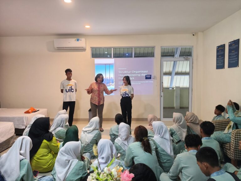 Meningkatkan Kompetensi Siswa, Program Studi Pariwisata UIB Gelar Vokasi Housekeeping & Beverage Class bersama SMAN 26 Batam