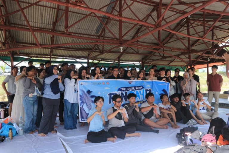 Talk, Share, Grow: Menginspirasi Mahasiswa melalui Fun Day Teknologi Informasi Bersama Alumni