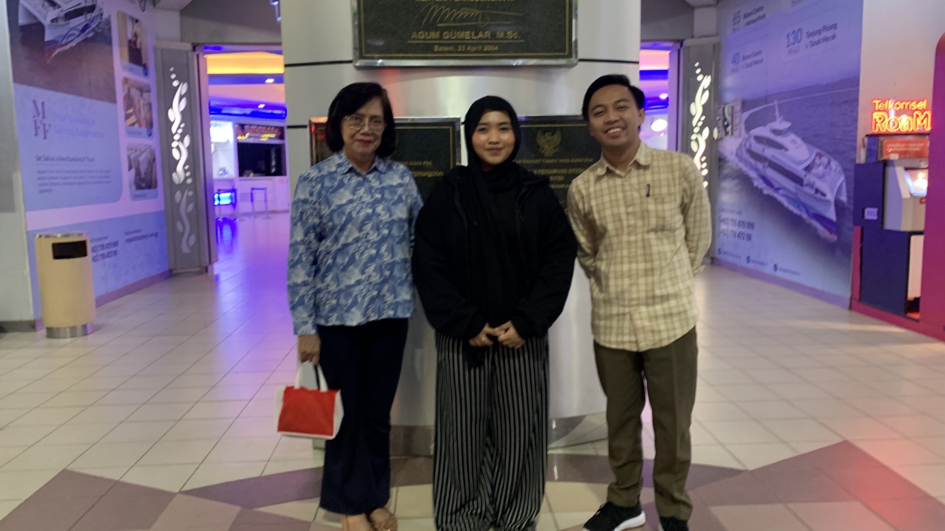 Ersya Meilani Sugianto bersama dosen dan Kepala Program Studi Pariwisata UIB sebelum keberangkatan mengikuti program magang internasional di Taiwan.