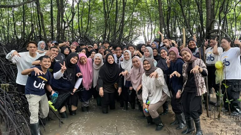 UIB dan UiTM Kuala Pilah Tanam Mangrove untuk Konservasi Batam