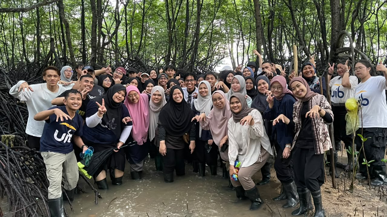 UIB dan UiTM Kuala Pilah Tanam Mangrove untuk Konservasi Batam